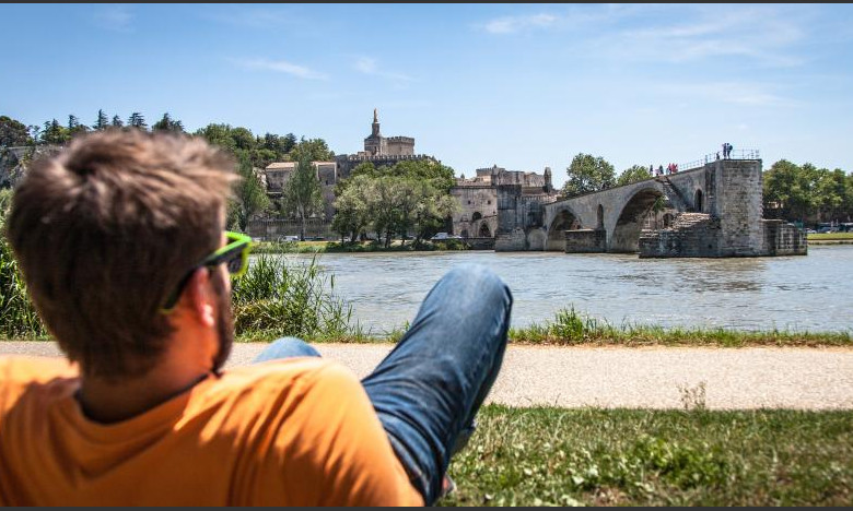 Der Blick auf die berühmte Brücke von Avignon